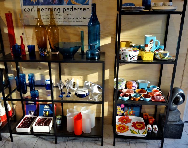 kast met producten bij winkel LijnB